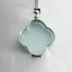 Antique style Clover shaped STERLING SILVER and Glass PHOTO locket on 24&quot; necklace.