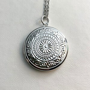 STERLING SILVER Medallion photo locket on 18&quot; necklace