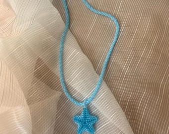 Collar de estrella de mar con cuentas azules