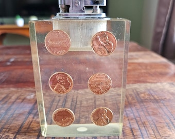Encendedor de mesa vintage de lucita con monedas flotantes (1963, 1964, 1968 y 1969)