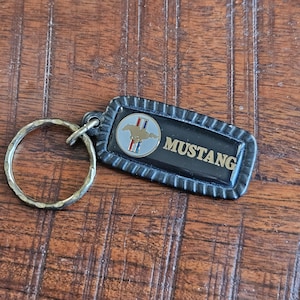 Ford Mustang metalen sleutelhanger | Zwarte Mustang-sleutelhanger met logo en woord | Cadeau klassieke autoliefhebber | Retro autoverzamelobject | Gemaakt in de VS