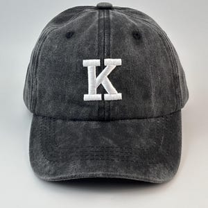 Op maat gemaakte gewassen baseballpet met initial K: speelaccessoire met monogram voor peuters
