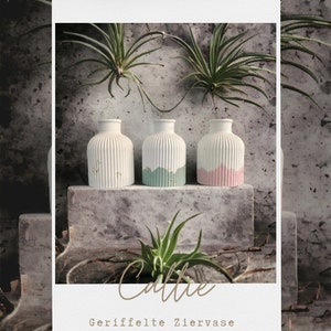 Geriffelte Vase, Trockenblumen Vase, Keramik Vase, kleine Blumenvase, elegante Tischdeko, handbemalte Vase, Stabkerzenhalter