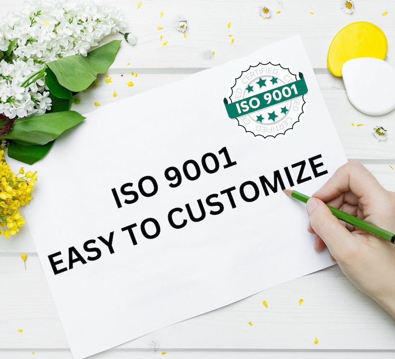 Op de afbeelding: Een wit vel papier met de tekst "ISO 9001 GEMAKKELIJK TE PERSONALISEREN" in zwart. Een groene en witte stempel "CERTIFIED ISO 9001 CERTIFIED" staat in de rechterbovenhoek van het papier. Een hand houdt een groen potlood vast en schrijft op het papier.
