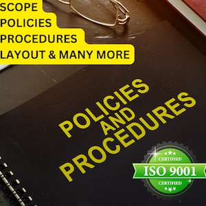 Op de afbeelding: Een zwarte map met de tekst "Beleid en procedures" in gele letters. Een groene en zwarte sticker met de tekst "ISO 9001 Gecertificeerd" bevindt zich in de rechterbenedenhoek van de map.