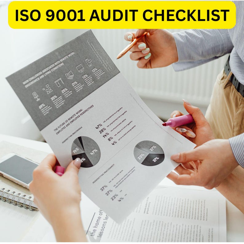 K&ouml;nnte beinhalten: Ein wei&szlig;es Dokument mit dem Titel ISO 9001 AUDIT CHECKLIST, das gedruckte Diagramme, Prozents&auml;tze und Text &uuml;ber Fernarbeit enth&auml;lt. Das Papier wird von H&auml;nden mit einem kupferfarbenen Stift und einem rosa Textmarker gehalten, daneben ein Smartphone.