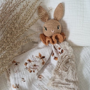 Doudou lange lapin pour bébé: Doudou au crochet, double gaze, fourrure personnalisable fait main - cadeau naissance/babyshower