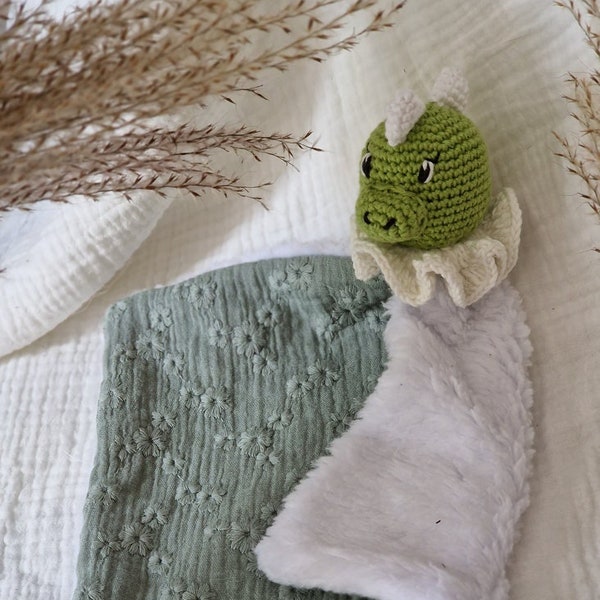 Doudou lange dinosaure pour bébé: Doudou au crochet, double gaze, fourrure personnalisable fait main - cadeau naissance/babyshower