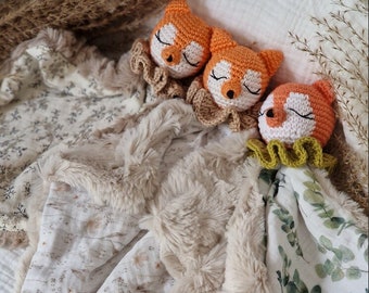 Doudou lange renard pour bébé: Doudou au crochet, double gaze, fourrure personnalisable fait main - cadeau naissance/babyshower