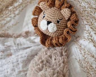 Doudou lange lion pour bébé: Doudou au crochet, double gaze, fourrure personnalisable fait main - cadeau naissance/babyshower