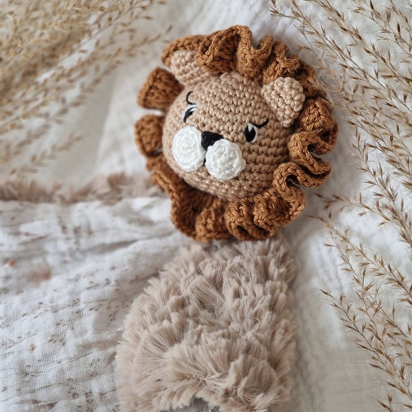 Doudou lange lion pour bébé: Doudou au crochet, double gaze, fourrure personnalisable fait main - cadeau naissance/babyshower