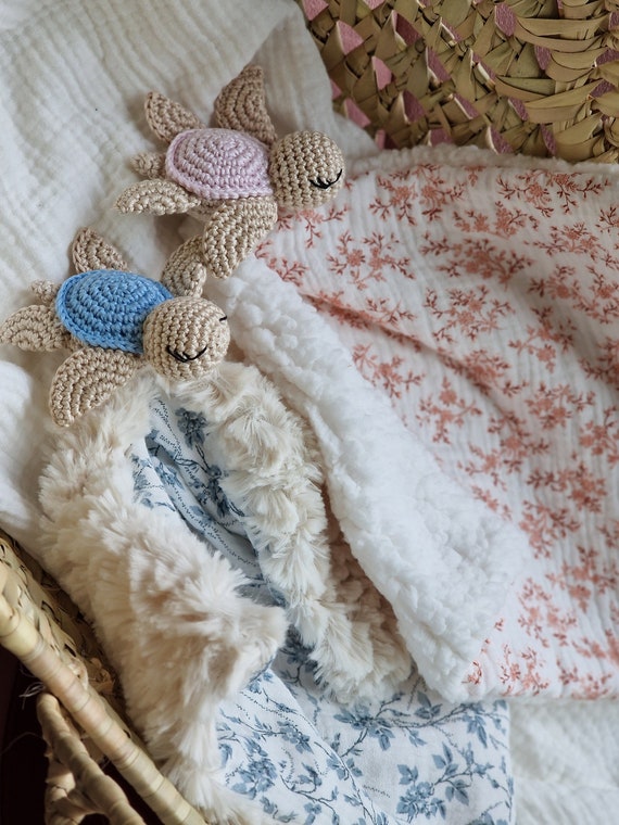 Doudou lange tortue pour bébé: Doudou au crochet, double gaze, fourrure personnalisable fait main - cadeau naissance/babyshower