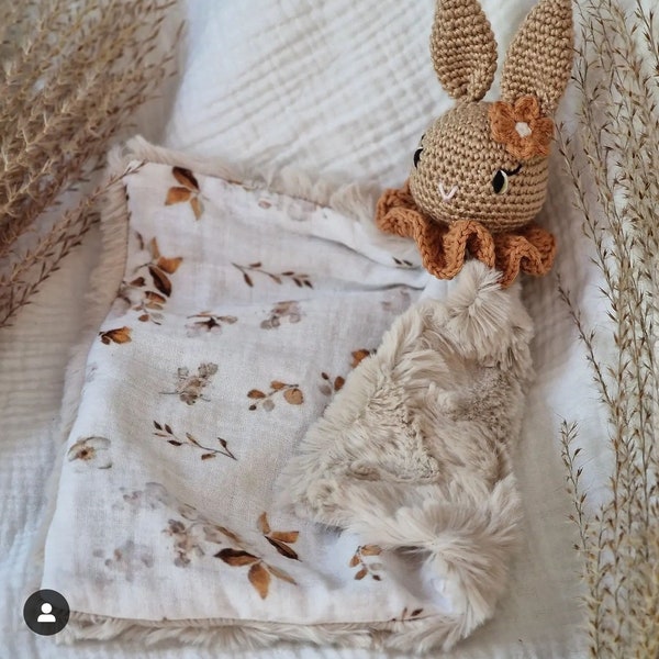 Doudou lange lapin pour bébé: Doudou au crochet, double gaze, fourrure personnalisable fait main - cadeau naissance/babyshower