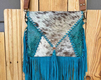 ¡Bandolera de piel de vaca turquesa!