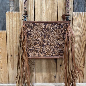 Borsa a tracolla interamente in pelle lavorata!