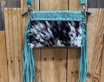 ¡Bandolera de piel de vaca turquesa con flecos!