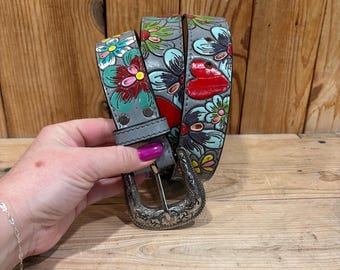Hand punzierter Blumen Gürtel mit Schnalle!