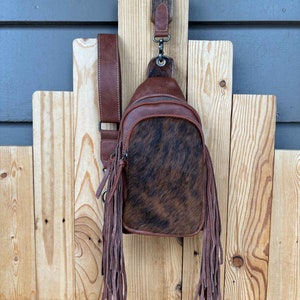 Bolso bandolera de piel de vaca ¡con FLECOS!