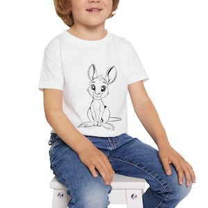 K&ouml;nnte beinhalten: Ein wei&szlig;es T-Shirt mit einem schwarz-wei&szlig;en Cartoon-K&auml;nguru-Motiv. Das K&auml;nguru sitzt und l&auml;chelt.