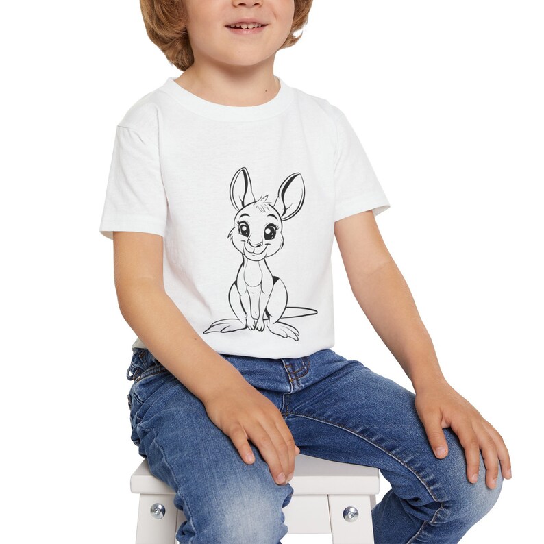 K&ouml;nnte beinhalten: Ein wei&szlig;es T-Shirt mit einem schwarz-wei&szlig;en Cartoon-K&auml;nguru-Motiv. Das K&auml;nguru sitzt und l&auml;chelt.