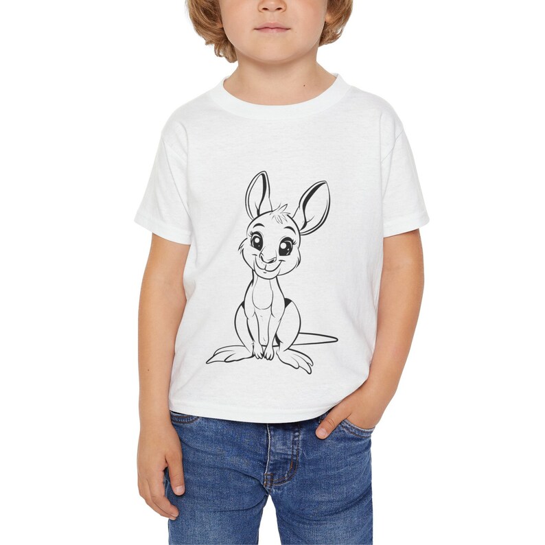 K&ouml;nnte beinhalten: Ein wei&szlig;es T-Shirt mit einem schwarz-wei&szlig;en Cartoon-K&auml;nguru-Motiv. Das K&auml;nguru sitzt und hat einen freundlichen Gesichtsausdruck.