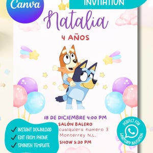 Puede incluir: Una invitación de fiesta con los personajes Bluey y Bingo. La invitación incluye el nombre "Natalia" y el texto "4 Años". El diseño incorpora globos, estrellas y el texto "Bluey Party Invitation". La invitación es editable en Canva.