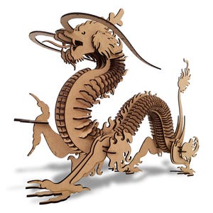 Puede incluir: Una escultura de dragón de madera con intrincados detalles, elaborada en madera natural. El dragón está en posición enroscada con la cabeza levantada y las alas extendidas.