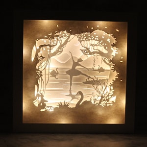 Schwanensee, 3D Schattenbox, 3D Papierkunst, Leuchtbox, LED-Lichterkette, Diorama, Ballettszene, Weihnachtsgeschenk, Geburtstagsgeschenk, Papierjubiläum