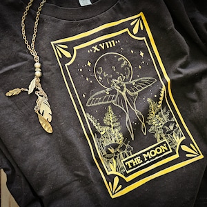 Top corto de tarot, camiseta con gráfico de cartas del tarot, camiseta Luna Moth, camiseta Polilla, camiseta Moon Tarot, camiseta con gráfico de bruja, camiseta corta estilo cottagecore