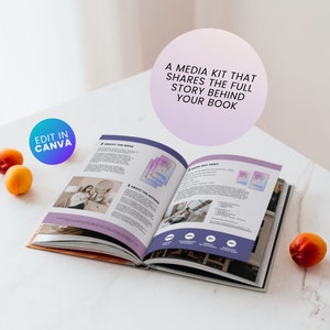 K&ouml;nnte beinhalten: Ein ge&ouml;ffnetes Buch mit einem lila und rosa Farbverlauf auf dem Einband. Das Buch tr&auml;gt den Titel "Media Kit" und enth&auml;lt Text &uuml;ber das Buch und den Autor. Das Buch liegt auf einer wei&szlig;en Oberfl&auml;che mit Pfirsichen.