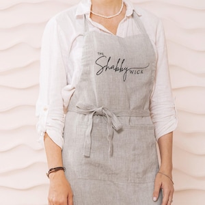 Gepersonaliseerde schort linnen verstelbaar schort. Geborduurd schort, gepersonaliseerd schort voor vrouwen. Op maat geborduurd schort, monogramschort