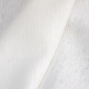 Op de afbeelding: Close-up van witte linnen stof met een getextureerde weefsel. De stof is gevouwen, waardoor schaduwen ontstaan en de natuurlijke textuur en kleurvariaties worden benadrukt. De afbeelding toont de zachte, ademende kwaliteit van de stof.