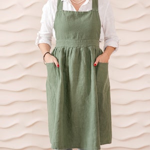 Linen pinafore apron dress with pockets for women. Retro apron linen pinafore dress Green