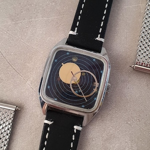 Nuovo orologio vintage RAKETA Kopernik. Lancette sole-luna. Quadrante con sistema solare. Ottimo regalo. Retro. Antico. Cassa rettangolare.