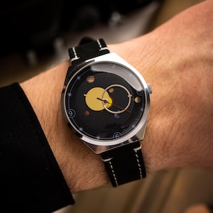Nuovo orologio vintage RAKETA Kopernik. Lancette sole-luna. Quadrante sistema solare. Ottimo regalo. Viene fornito con cinturino in pelle. Retro. Antico. 39 mm