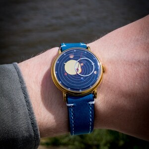 Nuovo orologio RAKETA Kopernik. 2609 НA. Lancette Sole-Luna. Cassa anodizzata / Ottimo regalo. Viene fornito con cinturino. Orologio vintage. Retro/Antico. Meccanico