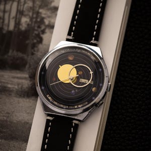 Orologio vintage RAKETA Kopernik. Lancette sole-luna. Quadrante personalizzato-Sistema solare. Ottimo regalo. Calendario perpetuo. 2628HA meccanico. Retro/Antico
