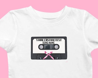 Camiseta personalizada para bebé con cinta de casette de coqueta, camiseta gráfica de casette con nombre de artista y canción, estética de Lana Del Rey, regalos de Navidad femeninos rosados