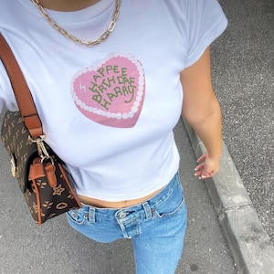 Happee Birthdae Harry Baby Tee for Women T-Shirt Gift for Wizarding World Fans Magic Wizard Graphic Tee Pink Heart Cake Baby Tee
