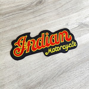 Peut inclure: Écusson noir avec l'inscription "Indian Motorcycle" en rouge et jaune. Le texte est dans une police vintage, avec un bord noir. Le patch a un design stylisé.