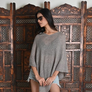 Cloud Grey Poncho tkane ręcznie dla kobiet, dzianinowe poncho, poncho z wełny kaszmirowej, zimowa peleryna poncho, odzież boho dla kobiet, pomysł na prezent dla niej