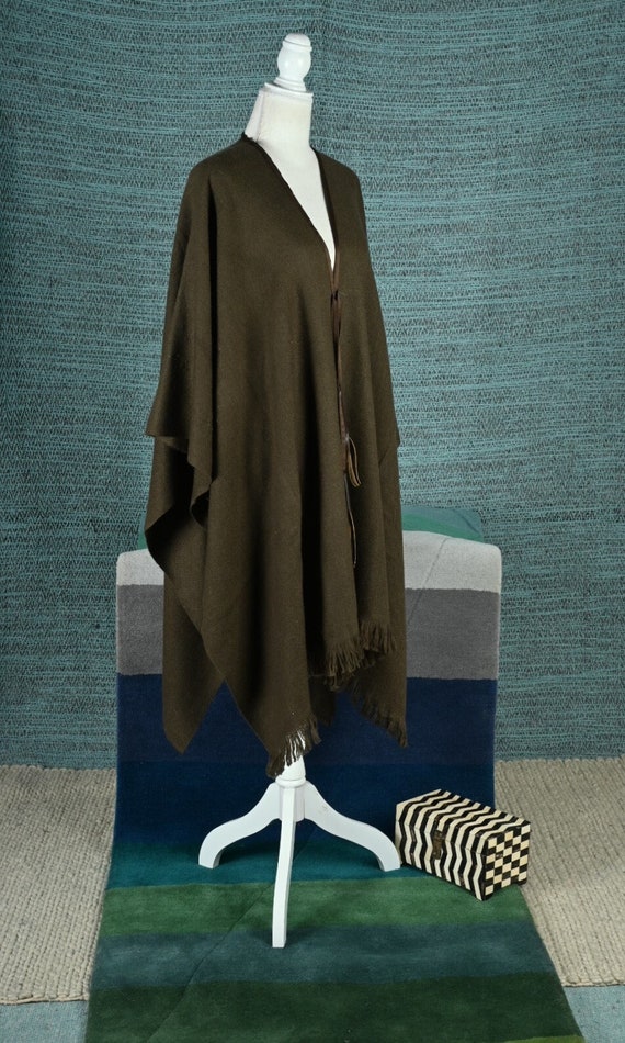 ブラウングリーンのペルー産ビクーニャポンチョ、レディースケープ