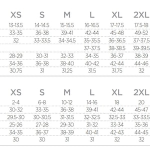 Pu&ograve; includere: Tabella delle misure corporee per uomo e donna, inclusi collo, torace, lunghezza manica, vita, fianchi e interno gamba. Le misure sono in pollici, per taglie da XS a 5XL per uomo e da XS a 3XL per donna.