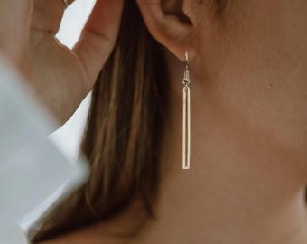 Pendientes delicados de barra de latón: ganchos geométricos minimalistas de oro de 14k.