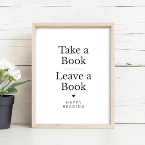 Puede incluir: Una taza de cerámica blanca con un asa negra y el texto "But First, Coffee" en negrita negra. La taza se encuentra sobre un fondo borroso, sugiriendo un ambiente acogedor.