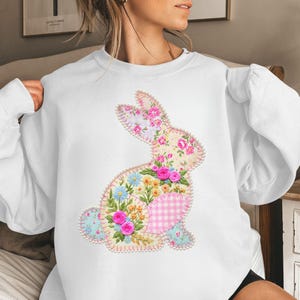 Sweat-shirt lapin en patchwork de fleurs faussement brodées | Pull à col rond printanier en forme de lapin de Pâques