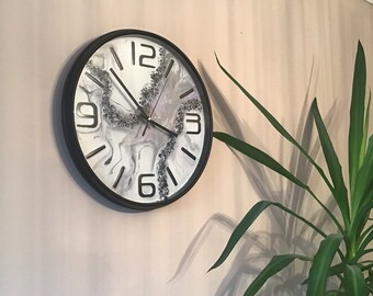 Handmade round geode resin wall clock for any location . Diam 32 cm
