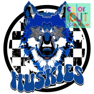 Puede incluir: Ilustración gráfica de un perro husky con pelaje azul y blanco, con gafas de sol brillantes en forma de estrella. La palabra "HUSKIES" está escrita en letras azules. El diseño está sobre un fondo a cuadros en blanco y negro.