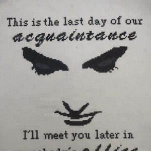 Puede incluir: Bordado de punto de cruz con hilo negro sobre tela blanca. El texto dice "This is the last day of our acquaintance. I'll meet you later in somebody's office."