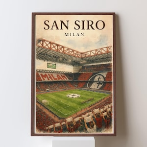 Könnte beinhalten: Gerahmter Kunstdruck des San Siro-Stadions in Mailand. Das Kunstwerk zeigt das Äußere und Innere des Stadions mit dem Text "SAN SIRO MILAN" oben. Das Stadion ist voller Fans und ein Fußballspiel ist im Gange.